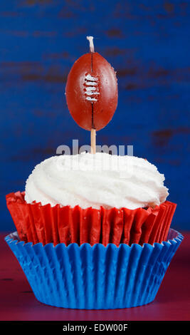 Super Bowl Party Cupcake mit Fußball Kerze in roten, weißen und blauen Farben. Stockfoto