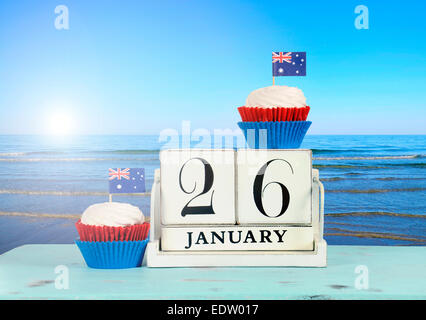 Glücklich Australia Day, 26. Januar, Holz Vintage Kalender Theme weiß und rot, weiße und blaue Cupcakes Stockfoto