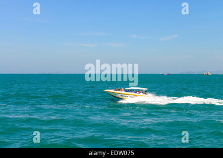 PATTAYA, THAILAND - Dezember 29: Schnellboot navigieren im Golf von Pattaya am 29. Dezember 2014 in Pattaya, Thailand Stockfoto