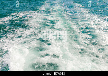 Anschluss an ein Boot vom Heck eines Schiffes gesehen. Stockfoto