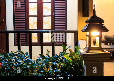 Lampe auf Veranda in modernen Haus in der Nacht, Chiangrai, Thailand Stockfoto