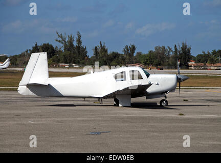 Retro-Propellerflugzeug auf dem Boden-Seitenansicht Stockfoto