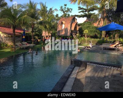 Der Pool im DESA SENI eine Dorfhotel - BALI, Indonesien Stockfoto