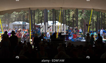 Das Publikum bringt ihre eigenen Sessel zu vier Ecken FOLK FESTIVAL 2014 - COLORADO Stockfoto