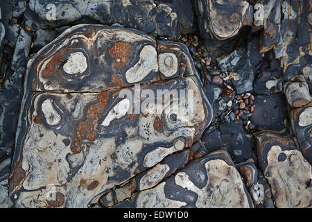 FELSFORMATIONEN sind ein Lieblingsfach in WESTON BEACH - POINT LOBOS STATE PARK, Kalifornien Stockfoto