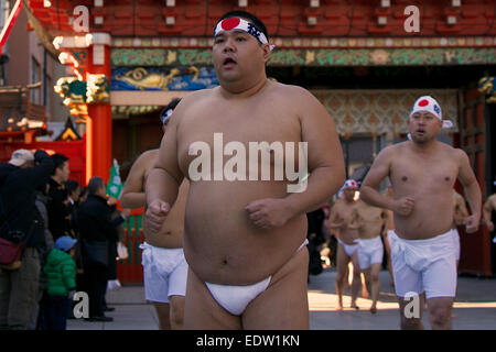 Tokio, Japan. 10. Januar 2015. Teilnehmer Aufwärmen sich vor der Einnahme einer "Reinigung" Dip eiskaltes Wasser während der jährlichen Neujahr Eis Badzeremonie in Kanda Myojin Shinto. Eine Gruppe von 38 tapfere Männer, die Frauen tragen nur Shorts oder Lendenschurz Gießen Sie kaltes Wasser über sich selbst in einer traditionellen Zeremonie der "Seele-Reinigung" um ihre Ausdauer zu testen, sie glauben, ihre Seelen zu reinigen und ihnen Glück bringen würde. Bildnachweis: Rodrigo Reyes Marin/AFLO/Alamy Live-Nachrichten Stockfoto