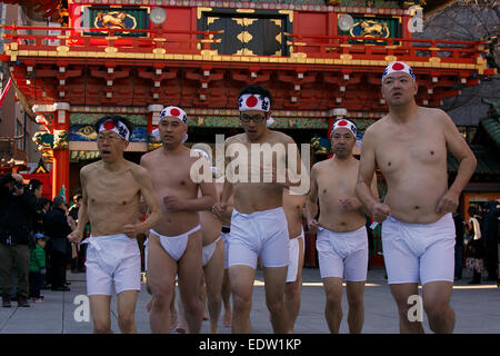 Tokio, Japan. 10. Januar 2015. Teilnehmer Aufwärmen sich vor der Einnahme einer "Reinigung" Dip eiskaltes Wasser während der jährlichen Neujahr Eis Badzeremonie in Kanda Myojin Shinto. Eine Gruppe von 38 tapfere Männer, die Frauen tragen nur Shorts oder Lendenschurz Gießen Sie kaltes Wasser über sich selbst in einer traditionellen Zeremonie der "Seele-Reinigung" um ihre Ausdauer zu testen, sie glauben, ihre Seelen zu reinigen und ihnen Glück bringen würde. Bildnachweis: Rodrigo Reyes Marin/AFLO/Alamy Live-Nachrichten Stockfoto