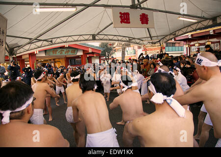 Tokio, Japan. 10. Januar 2015. Teilnehmer Aufwärmen sich vor der Einnahme einer "Reinigung" Dip eiskaltes Wasser während der jährlichen Neujahr Eis Badzeremonie in Kanda Myojin Shinto. Eine Gruppe von 38 tapfere Männer, die Frauen tragen nur Shorts oder Lendenschurz Gießen Sie kaltes Wasser über sich selbst in einer traditionellen Zeremonie der "Seele-Reinigung" um ihre Ausdauer zu testen, sie glauben, ihre Seelen zu reinigen und ihnen Glück bringen würde. Bildnachweis: Rodrigo Reyes Marin/AFLO/Alamy Live-Nachrichten Stockfoto