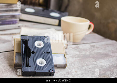 Alte schwarze Kassette gestapelt auf Tabelle platziert. Stockfoto