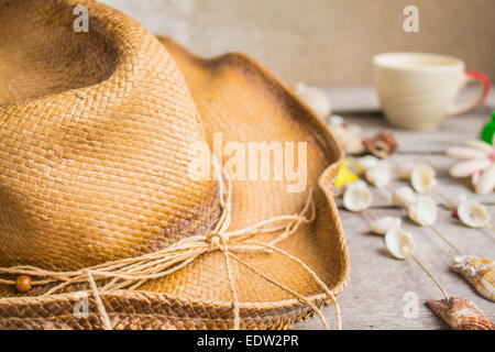 Hut befindet sich auf einem Holztisch. Stockfoto