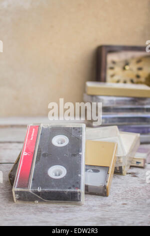 Alten Kassette angeordnet auf einem Holztisch. Stockfoto