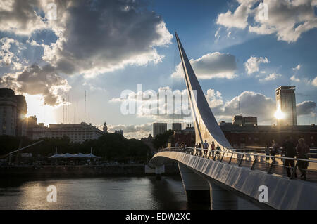 Buenos Aires, Buenos Aires, Argentinien. 9. Januar 2015. Die Frauen Brücke, entworfen vom spanischen Architekten Santiago Calatrava ist eine rotierende Fußgängerbrücke Dock 3 der Stadtteil Puerto Madero in Buenos Aires. Freuen Sie sich auf einen einzelnen Mast mit Kabeln Aussetzung einen Teil der Brücke, die schwingt seitlich 90 Grad um Wasser Datenverkehr zuzulassen. © Patricio Murphy/ZUMA Draht/Alamy Live-Nachrichten Stockfoto