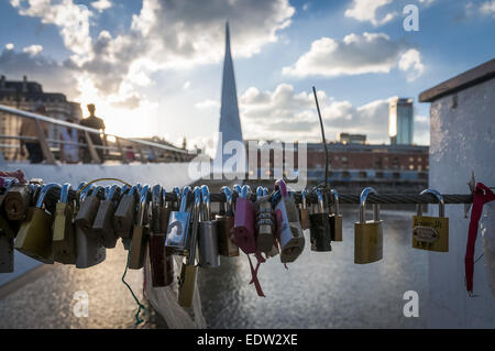 Buenos Aires, Buenos Aires, Argentinien. 9. Januar 2015. Schlösser werden von den Liebhabern auf die Handläufe neben der Frauen Brücke in Puerto Madero Nachbarschaft platziert. Die Brücke, entworfen vom spanischen Architekten Santiago Calatrava ist eine rotierende Fußgängerbrücke. Freuen Sie sich auf einen einzelnen Mast mit Kabeln Aussetzung einen Teil der Brücke, die schwingt seitlich 90 Grad um Wasser Datenverkehr zuzulassen. © Patricio Murphy/ZUMA Draht/Alamy Live-Nachrichten Stockfoto