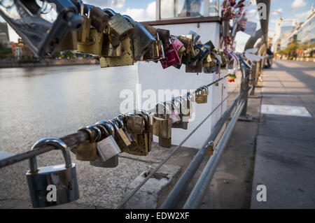 Buenos Aires, Buenos Aires, Argentinien. 9. Januar 2015. Schlösser werden von den Liebhabern auf die Handläufe neben der Frauen Brücke in Puerto Madero Nachbarschaft platziert. Die Brücke, entworfen vom spanischen Architekten Santiago Calatrava ist eine rotierende Fußgängerbrücke. Freuen Sie sich auf einen einzelnen Mast mit Kabeln Aussetzung einen Teil der Brücke, die schwingt seitlich 90 Grad um Wasser Datenverkehr zuzulassen. © Patricio Murphy/ZUMA Draht/Alamy Live-Nachrichten Stockfoto