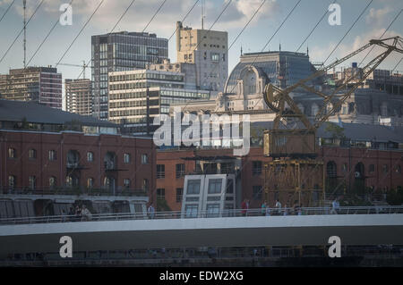 Buenos Aires, Buenos Aires, Argentinien. 9. Januar 2015. Die Frauen Brücke, entworfen vom spanischen Architekten Santiago Calatrava ist eine rotierende Fußgängerbrücke Dock 3 der Stadtteil Puerto Madero in Buenos Aires. Freuen Sie sich auf einen einzelnen Mast mit Kabeln Aussetzung einen Teil der Brücke, die schwingt seitlich 90 Grad um Wasser Datenverkehr zuzulassen. © Patricio Murphy/ZUMA Draht/Alamy Live-Nachrichten Stockfoto