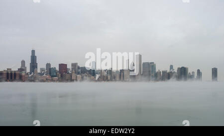 Chicago, USA, 8. Januar 2015.  Der Windy City weiterhin die Druckwelle der arktischen Temperaturen ertragen die unter-20 C und mehr mit dem Windchill erreicht.  Im Bild: Morgendämmerung über Chicago, Kontakt mit dem relativ warmen Wasser des Lake Michigan Dampferzeugung als es macht mit der Eis-Luft.  Bildnachweis: Stephen Chung/Alamy Live-Nachrichten Stockfoto