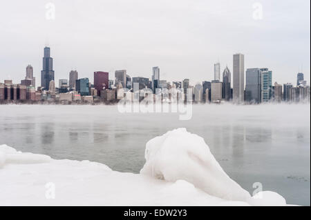 Chicago, USA, 8. Januar 2015.  Der Windy City weiterhin die Druckwelle der arktischen Temperaturen ertragen die unter-20 C und mehr mit dem Windchill erreicht.  Im Bild: Sonnenaufgang über Chicago in der Nähe von Adler Planetarium.  Bildnachweis: Stephen Chung/Alamy Live-Nachrichten Stockfoto