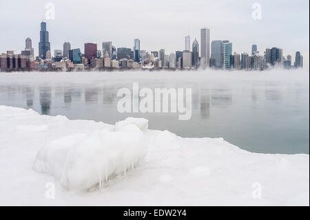 Chicago, USA, 8. Januar 2015.  Der Windy City weiterhin die Druckwelle der arktischen Temperaturen ertragen die unter-20 C und mehr mit dem Windchill erreicht.  Im Bild: Sonnenaufgang über Chicago in der Nähe von Adler Planetarium.  Bildnachweis: Stephen Chung/Alamy Live-Nachrichten Stockfoto