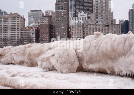 Chicago, USA, 8. Januar 2015.  Der Windy City weiterhin die Druckwelle der arktischen Temperaturen ertragen die unter-20 C und mehr mit dem Windchill erreicht.  Im Bild: vereisen Sie Build Oak Street Beach.  Bildnachweis: Stephen Chung/Alamy Live-Nachrichten Stockfoto