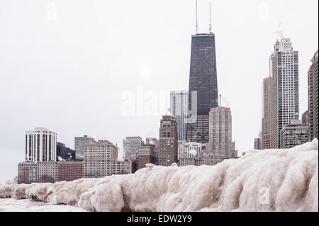 Chicago, USA, 8. Januar 2015.  Der Windy City weiterhin die Druckwelle der arktischen Temperaturen ertragen die unter-20 C und mehr mit dem Windchill erreicht.  Im Bild: vereisen Sie Build Oak Street Beach.  Bildnachweis: Stephen Chung/Alamy Live-Nachrichten Stockfoto