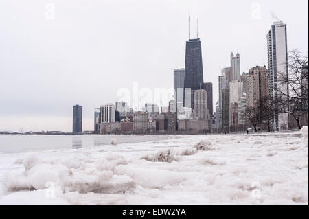 Chicago, USA, 8. Januar 2015.  Der Windy City weiterhin die Druckwelle der arktischen Temperaturen ertragen die unter-20 C und mehr mit dem Windchill erreicht.  Im Bild: vereisen Sie Build Oak Street Beach.  Bildnachweis: Stephen Chung/Alamy Live-Nachrichten Stockfoto