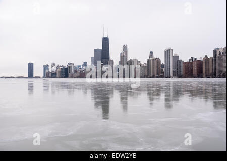 Chicago, USA, 8. Januar 2015.  Der Windy City weiterhin die Druckwelle der arktischen Temperaturen ertragen die unter-20 C und mehr mit dem Windchill erreicht.  Im Bild: einen gefrorenen See Michigan spiegelt die Skyline der Stadt.  Bildnachweis: Stephen Chung/Alamy Live-Nachrichten Stockfoto