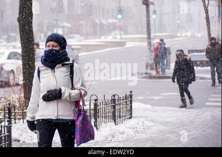 Chicago, USA, 8. Januar 2015.  Der Windy City weiterhin die Druckwelle der arktischen Temperaturen ertragen die unter-20 C und mehr mit dem Windchill erreicht.  Im Bild: Shopper auf der Michigan Avenue mutig einen plötzlichen Schneesturm.  Bildnachweis: Stephen Chung/Alamy Live-Nachrichten Stockfoto