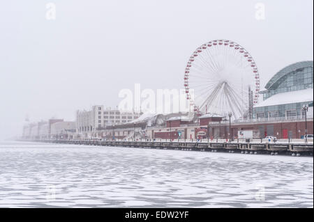 Chicago, USA, 8. Januar 2015.  Der Windy City weiterhin die Druckwelle der arktischen Temperaturen ertragen die unter-20 C und mehr mit dem Windchill erreicht.  Im Bild: Navy Pier mitten in einem Schneesturm.  Bildnachweis: Stephen Chung/Alamy Live-Nachrichten Stockfoto