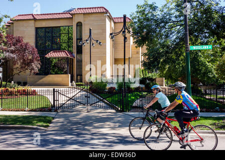 Chicago Illinois, Südseite, South Woodlawn Avenue, ehemalige Residenz von Elijah Mohammad, Herrenhaus, Tor, Gating, Frauen, Motorradfahrer, Fahrräder, Radfahren, Reiten Stockfoto