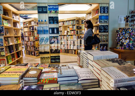 Chicago Illinois, Hyde Park, Campus, University of Chicago, The Seminary Co-op Bookstores, College-Buchhandlung, Inneneinrichtung, Bücher, Verkauf, Lehrbücher, Frau fem Stockfoto