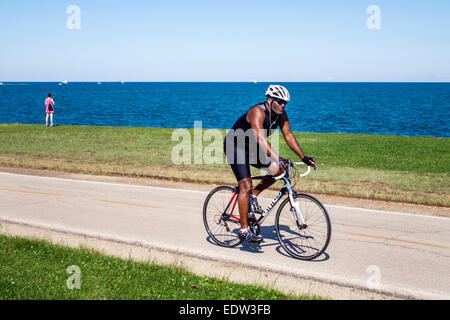 Chicago Illinois, South Side, Lake Michigan, 39th Street Beach, Lakefront Trail, Wasser, Bäume, Biker-Radfahrer, Fahrräder, Radfahren Radfahren Radfahren Reiten Reiter ex Stockfoto