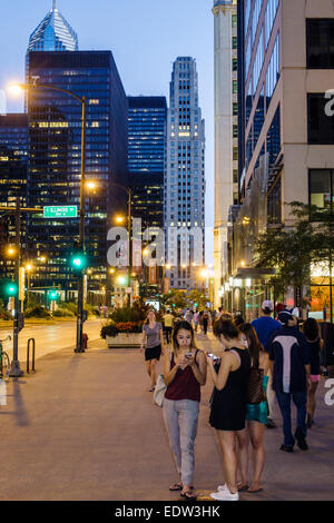 Chicago Illinois, North River, Michigan Avenue, Magnificent Mile, Abend, Abend, asiatische Frau, Frauen, Freunde, IL140907130 Stockfoto