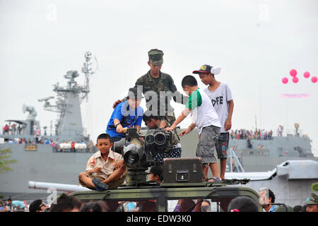 Bangkok, Thailand. 10. Januar 2015. Kinder spielen auf einem Militärfahrzeug am Kindertag in der Royal Thai Navy Academy in Süd-Bangkok, Thailand, 10. Januar 2015. Die Thai nationaler Kindertag wird an jedem zweiten Samstag im Januar gefeiert. Bildnachweis: Rachen Sageamsak/Xinhua/Alamy Live-Nachrichten Stockfoto