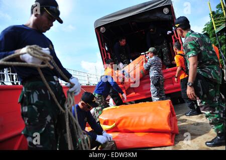 Pangkalan Bun, Indonesien. 10. Januar 2015. Mitglieder der indonesischen Marine und nationale Suche und Rettung Agency(BASARNAS) bereiten, riesige Ballons um das Ende der AirAsia Flugzeug auf dem Rettungsschiff im Hafen von Kumai erhöhen Pangkalan Bun, zentrale Borneo, Indonesien zu laden. Ein hoher Beamter bei Indonesiens National Search and Rescue Agency sagte am Freitag, dass Betrieb zu heben das Heck des abgestürzten Flugzeugs AirAsia von schwerem Wetter behindert wurde. Indonesische Militär bereitet einen Kran mit einer Tragkraft von 70 Tonnen und riesige Ballons um die Bedienung zu erleichtern. © Xinhua / Alamy Stockfoto