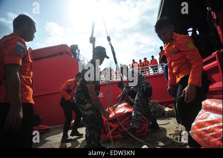 Pangkalan Bun, Indonesien. 10. Januar 2015. Mitglieder der indonesischen Marine und nationale Suche und Rettung Agency(BASARNAS) bereiten, riesige Ballons um das Ende der AirAsia Flugzeug auf dem Rettungsschiff im Hafen von Kumai erhöhen Pangkalan Bun, zentrale Borneo, Indonesien zu laden. Ein hoher Beamter bei Indonesiens National Search and Rescue Agency sagte am Freitag, dass Betrieb zu heben das Heck des abgestürzten Flugzeugs AirAsia von schwerem Wetter behindert wurde. Indonesische Militär bereitet einen Kran mit einer Tragkraft von 70 Tonnen und riesige Ballons um die Bedienung zu erleichtern. © Xinhua / Alamy Stockfoto