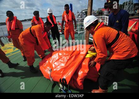 Pangkalan Bun, Indonesien. 10. Januar 2015. Mitglieder der indonesischen Marine und nationale Suche und Rettung Agentur laden riesige Ballons um das Ende der AirAsia Flugzeug auf dem Rettungsschiff im Hafen von Kumai Pangkalan Bun, zentrale Borneo, Indonesien, 10. Januar 2015 zu erhöhen. Ein hoher Beamter Indonesiens nationale Suche und Rettung Agentur (BASARNAS) sagte am Freitag, dass Betrieb zu heben das Heck des abgestürzten Flugzeugs AirAsia von schwerem Wetter behindert wurde. Indonesische Militär bereitet einen Kran mit einer Tragkraft von 70 Tonnen und riesige Ballons um die Bedienung zu erleichtern. Bildnachweis: Zulkarnain/Xinhua/Alamy Live Stockfoto