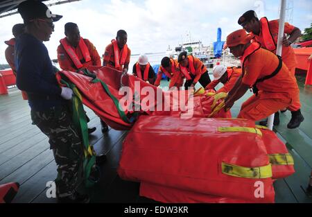 Pangkalan Bun, Indonesien. 10. Januar 2015. Mitglieder der indonesischen Marine und nationale Suche und Rettung Agency(BASARNAS) laden riesige Ballons um das Ende der AirAsia Flugzeug auf dem Rettungsschiff im Hafen von Kumai Pangkalan Bun, zentrale Borneo, Indonesien, 10. Januar 2015 zu erhöhen. Ein hoher Beamter bei Indonesiens National Search and Rescue Agency sagte am Freitag, dass Betrieb zu heben das Heck des abgestürzten Flugzeugs AirAsia von schwerem Wetter behindert wurde. Indonesische Militär bereitet einen Kran mit einer Tragkraft von 70 Tonnen und riesige Ballons um die Bedienung zu erleichtern. Bildnachweis: Zulkarnain/Xinhua/Alamy Live Stockfoto