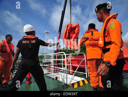 Pangkalan Bun, Indonesien. 10. Januar 2015. Mitglieder der indonesische nationale Suche und Rettung Agency(BASARNAS) laden riesige Ballons um das Ende der AirAsia Flugzeug auf dem Rettungsschiff im Hafen von Kumai Pangkalan Bun, zentrale Borneo, Indonesien, 10. Januar 2015 zu erhöhen. Ein hoher Beamter bei Indonesiens National Search and Rescue Agency sagte am Freitag, dass Betrieb zu heben das Heck des abgestürzten Flugzeugs AirAsia von schwerem Wetter behindert wurde. Indonesische Militär bereitet einen Kran mit einer Tragkraft von 70 Tonnen und riesige Ballons um die Bedienung zu erleichtern. Bildnachweis: Zulkarnain/Xinhua/Alamy Live-Nachrichten Stockfoto