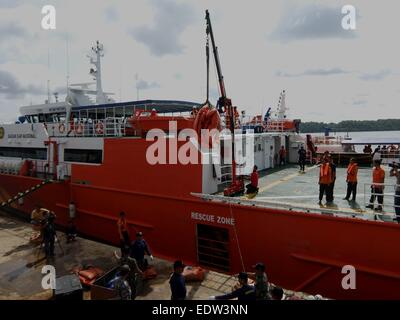 Pangkalan Bun, Indonesien. 10. Januar 2015. Retter laden Ausrüstungen auf dem Rettungsschiff im Hafen von Kumai Pangkalan Bun, Indonesien, 10. Januar 2015. Ein hoher Beamter Indonesiens nationale Suche und Rettung Agentur (BASARNAS) sagte am Freitag, dass Betrieb zu heben das Heck des abgestürzten Flugzeugs AirAsia von schwerem Wetter behindert wurde. Indonesische Militär bereitet einen Kran mit einer Tragkraft von 70 Tonnen und riesige Ballons um die Bedienung zu erleichtern. Bildnachweis: He Xinye/Xinhua/Alamy Live-Nachrichten Stockfoto