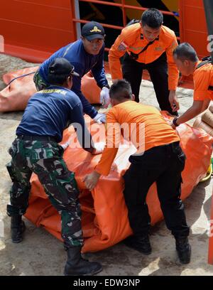 Pangkalan Bun, Indonesien. 10. Januar 2015. Retter laden Ausrüstungen auf dem Rettungsschiff im Hafen von Kumai Pangkalan Bun, Indonesien, 10. Januar 2015. Ein hoher Beamter Indonesiens nationale Suche und Rettung Agentur (BASARNAS) sagte am Freitag, dass Betrieb zu heben das Heck des abgestürzten Flugzeugs AirAsia von schwerem Wetter behindert wurde. Indonesische Militär bereitet einen Kran mit einer Tragkraft von 70 Tonnen und riesige Ballons um die Bedienung zu erleichtern. Bildnachweis: He Xinye/Xinhua/Alamy Live-Nachrichten Stockfoto