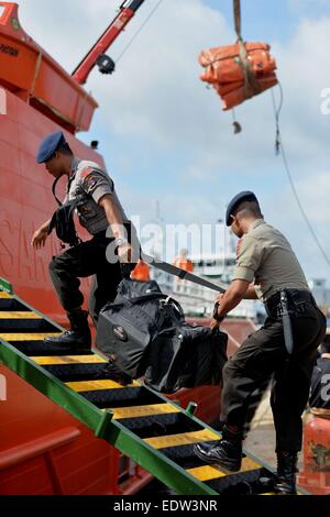 Pangkalan Bun, Indonesien. 10. Januar 2015. Retter laden Ausrüstungen auf dem Rettungsschiff im Hafen von Kumai Pangkalan Bun, Indonesien, 10. Januar 2015. Ein hoher Beamter Indonesiens nationale Suche und Rettung Agentur (BASARNAS) sagte am Freitag, dass Betrieb zu heben das Heck des abgestürzten Flugzeugs AirAsia von schwerem Wetter behindert wurde. Indonesische Militär bereitet einen Kran mit einer Tragkraft von 70 Tonnen und riesige Ballons um die Bedienung zu erleichtern. Bildnachweis: He Xinye/Xinhua/Alamy Live-Nachrichten Stockfoto