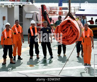 Pangkalan Bun, Indonesien. 10. Januar 2015. Retter laden Ausrüstungen auf dem Rettungsschiff im Hafen von Kumai Pangkalan Bun, Indonesien, 10. Januar 2015. Ein hoher Beamter Indonesiens nationale Suche und Rettung Agentur (BASARNAS) sagte am Freitag, dass Betrieb zu heben das Heck des abgestürzten Flugzeugs AirAsia von schwerem Wetter behindert wurde. Indonesische Militär bereitet einen Kran mit einer Tragkraft von 70 Tonnen und riesige Ballons um die Bedienung zu erleichtern. Bildnachweis: He Xinye/Xinhua/Alamy Live-Nachrichten Stockfoto