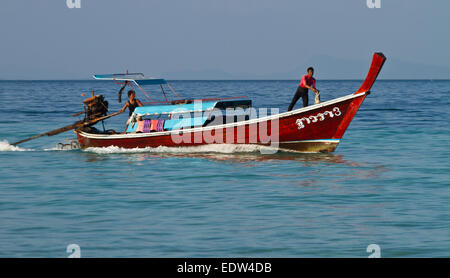 Longtail-Boot Segeln in Thailand Stockfoto