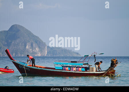 Longtail-Boot Segeln in Thailand Stockfoto
