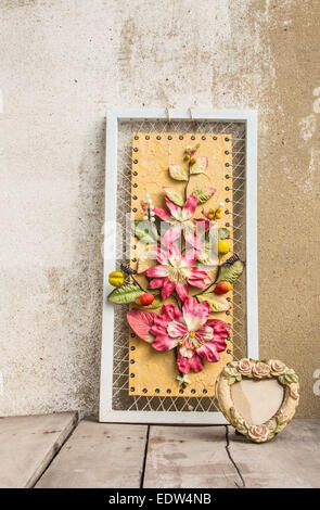 Rahmen und Blumen an der Wand. Stockfoto