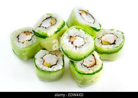 Japanisches Essen. Rollen Sie mit Garnelen und Gurke. Acht Stücke, über weiß. Selektiven Fokus. Stockfoto