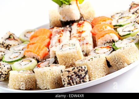 Sushi Rollen Satz auf einem weißen Teller. Verschiedene japanische Küche. Tempura, Sesam, Lachs, Aal. Selektiven Fokus. Stockfoto