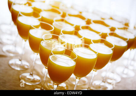 Frisch gepresster Orangensaft in hohen Gläsern. Partyservice, Essen und trinken. Stockfoto