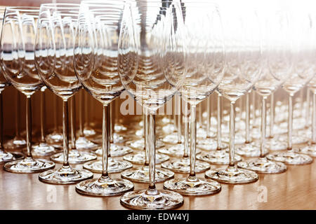 Reihen von glänzenden leere hohe Gläser mit Reflexionen im Restaurant. Catering-Konzept. Stockfoto