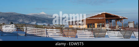 Winter-Panorama-Blick vom Obri Sud - Javornik auf Jested im Isergebirge. Stockfoto